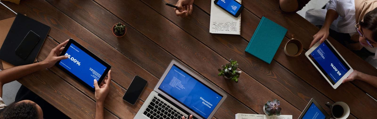 Personas revisando documentos legales sobre una mesa de madera