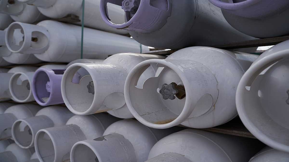 Cilindros de gas LP apilados