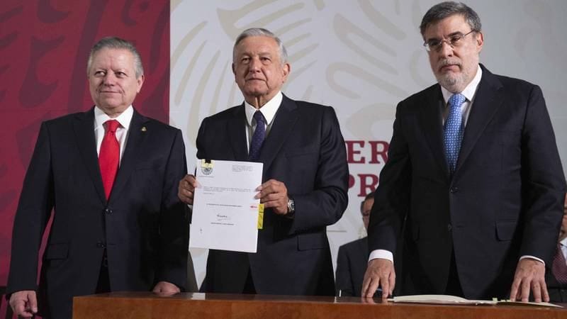 El ministro Arturo Zaldívar junto al presidente López Obrador